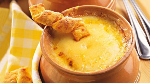 Французский луковый суп с сырными палочками