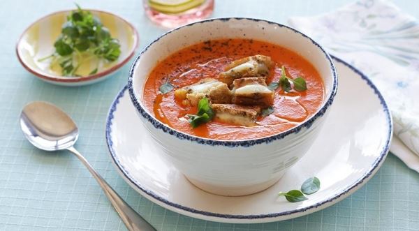 Суп из печеных овощей с сырными гренками