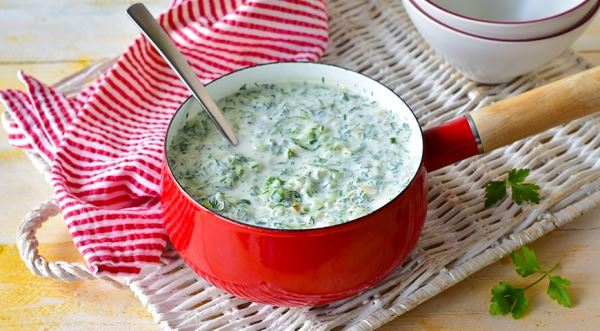 Густой холодный суп из простокваши с огурцами, зеленью и орехами