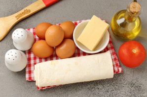 Яичница с помидором и сыром в лаваше на сковороде