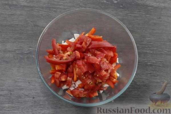 Крабовый салат с овощами, сыром и грецкими орехами