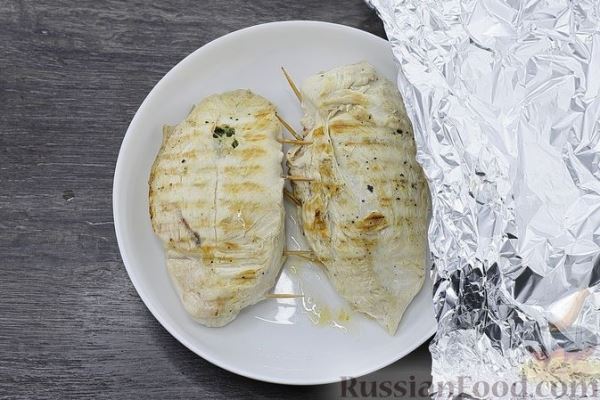Куриные кармашки с помидорами и базиликом (на сковороде)