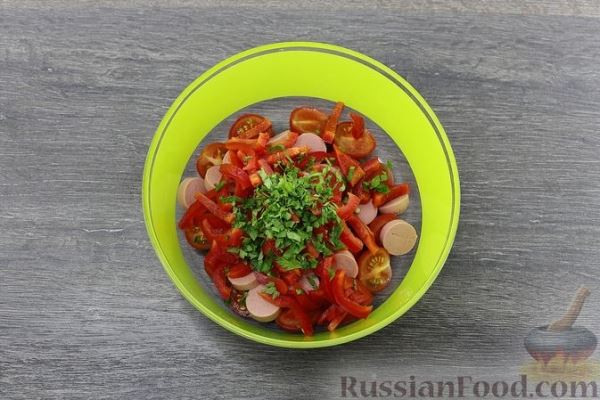 Овощной салат с сосисками