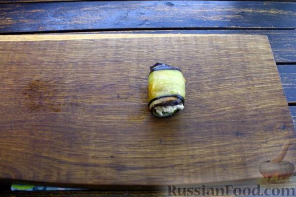 Рулетики из баклажанов с крабовыми палочками и плавленым сыром