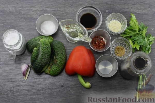 Салат из огурцов и жареного болгарского перца, по-корейски
