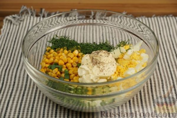 Салат из огурцов, кукурузы и яиц