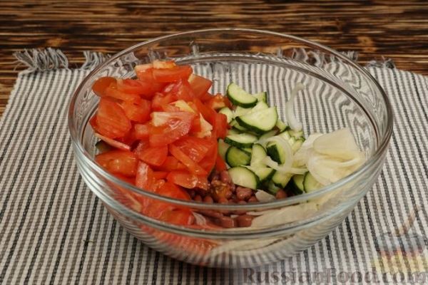 Салат из помидоров, огурцов, консервированной фасоли и лука