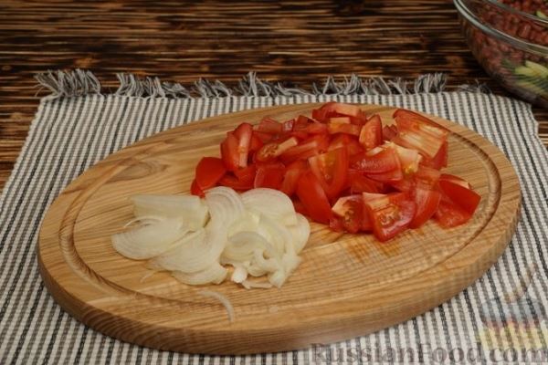 Салат из помидоров, огурцов, консервированной фасоли и лука