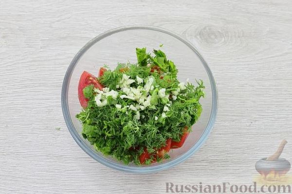 Салат из помидоров с чесноком и зеленью
