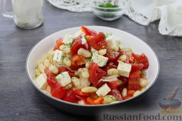 Салат из помидоров с фасолью, болгарским перцем и брынзой