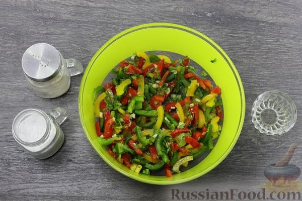 Салат из разноцветных болгарских перцев с чесноком и зеленью