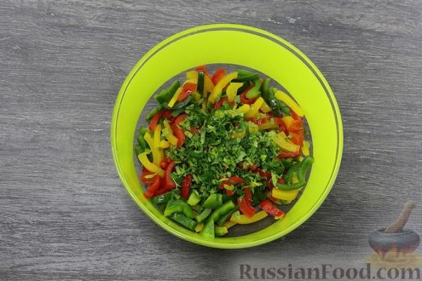 Салат из разноцветных болгарских перцев с чесноком и зеленью