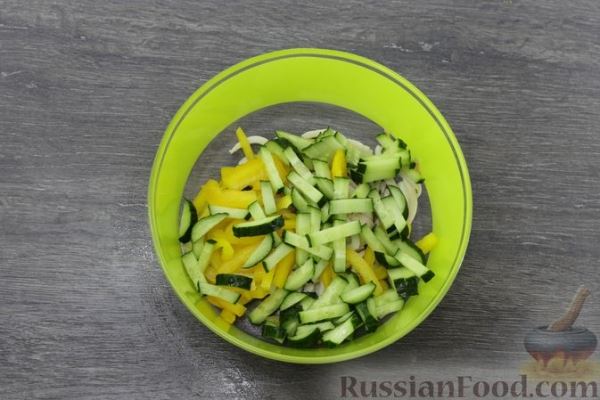 Салат с кальмарами, овощами и сыром