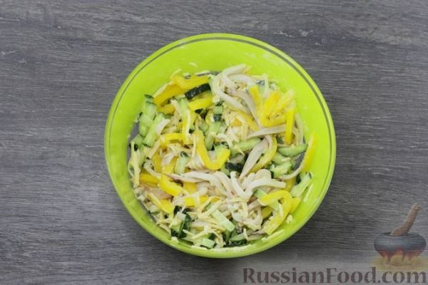 Салат с кальмарами, овощами и сыром