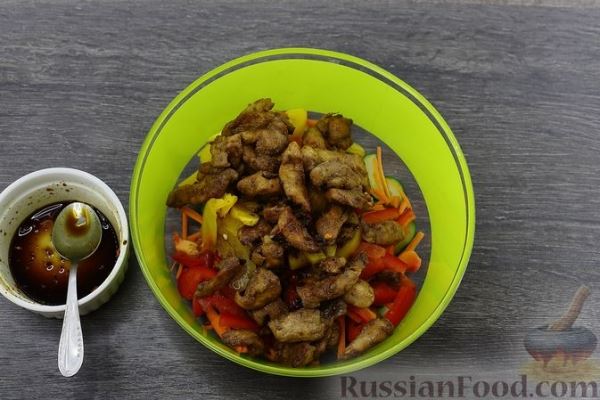 Салат с курицей, болгарским перцем, огурцами и морковью