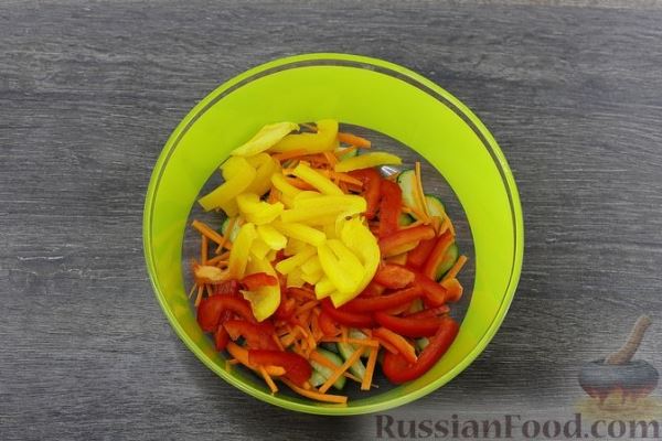 Салат с курицей, болгарским перцем, огурцами и морковью