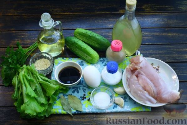 Салат с курицей, огурцами и яичными блинчиками