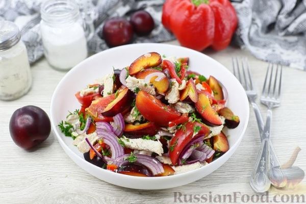 Салат с курицей, овощами и сливами