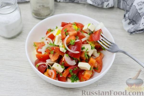 Салат с помидорами, болгарским перцем и плавленым сыром