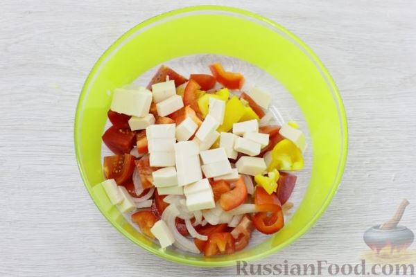 Салат с помидорами, болгарским перцем и плавленым сыром