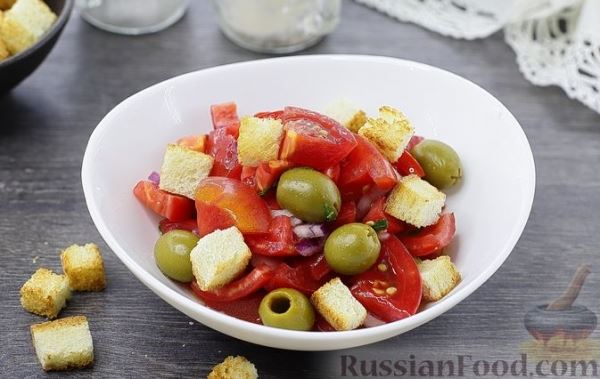 Салат с помидорами, луком, оливками и сухариками