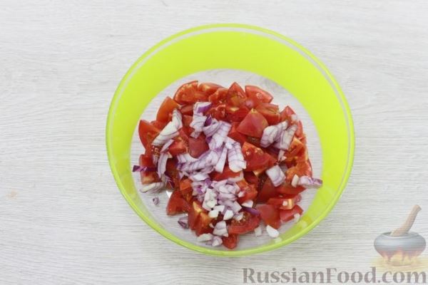 Салат с помидорами, луком, оливками и сухариками