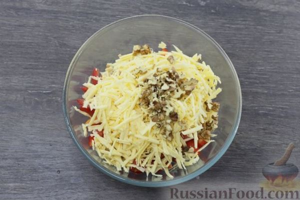 Крабовый салат с овощами, сыром и грецкими орехами