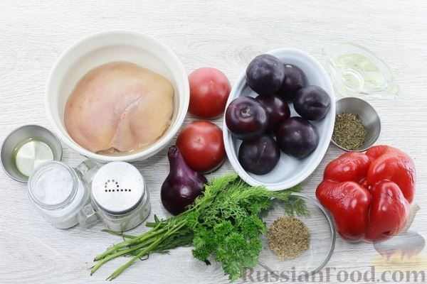 Салат с курицей, овощами и сливами